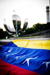 Una Voz por Venezuela's stated goal is to promote justice, liberty, and the defense of human rights from Argentina. (<a href="https://www.facebook.com/UnaVozPorVenezuela/photos/pb.242756749182782.-2207520000.1449516186./313357348789388/?type=3&amp;theater" target="_blank">Una Voz por Venezuela</a>)