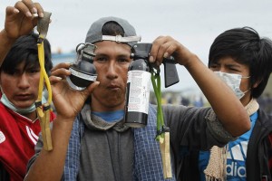 La policía utilizó gases químicos como vía para desbloquear la carretera. (Ronald Gómez Casanova)