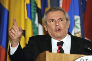 Luis Castañeda Lossio, máximo favorito en las elecciones municipales de Lima, podría ser excluido del proceso electoral