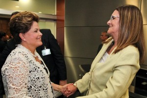 Rousseff y Foster en mejores tiempos, antes de que el escándalo de Petrobras obligara a la destitución de la presidenta de la petrolera (Flickr)