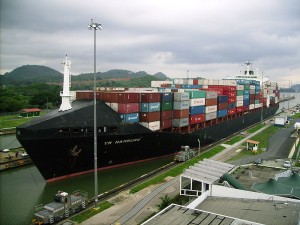 Productos en containers en el canal de Panamá (Wikimedia Commons)