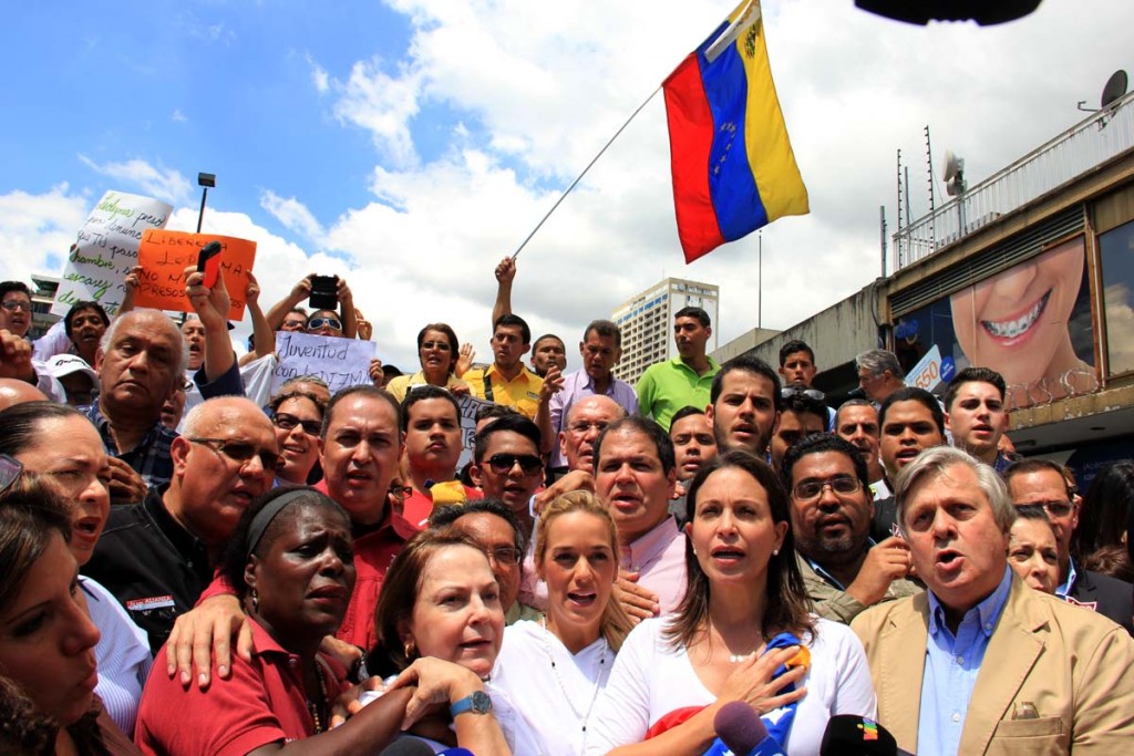 Activistas opositores y manifestantes de la sociedad civil exigieron el viernes la libertad de Ledezma y el respeto de la legalidad. (Prensa Alianza Bravo Pueblo)