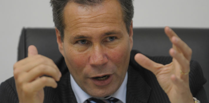 A más de un año de la muerte del fiscal Alberto Nisman, la causa pasó a fuero federal, donde se le investiga como un posible homicidio (Lared21)