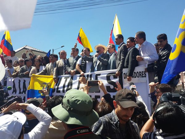 Asambleístas de oposición instalaron la "Asamblea Popular" para mostrar su rechazo a las enmiendas constitucionales. (@paulmenam)