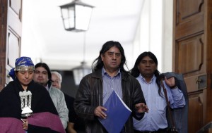 Dirigentes Mapuche entregan carta a Bachelet.