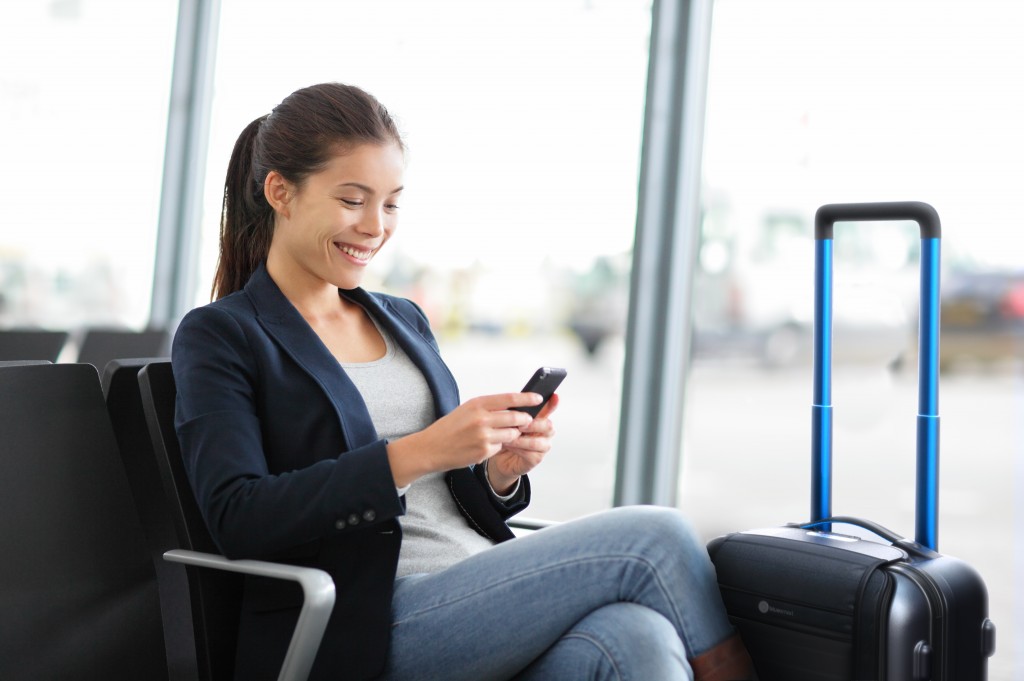 La maleta permite cargar el celular durante las horas de espera en los aeropuertos. (SmartBlue)