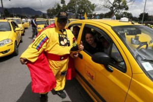 Taxistas protestan en contra de Uber (@Hipertextual)