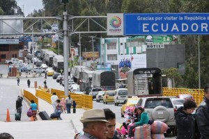 Embotellamiento de autos en la frontera de Ecuador con Colombia. 