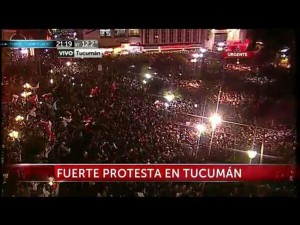 Más de 20 mil manifestantes se congregaron en la Plaza Independencia en la capital Tucumana en protesta por el fraude. (Twitter)