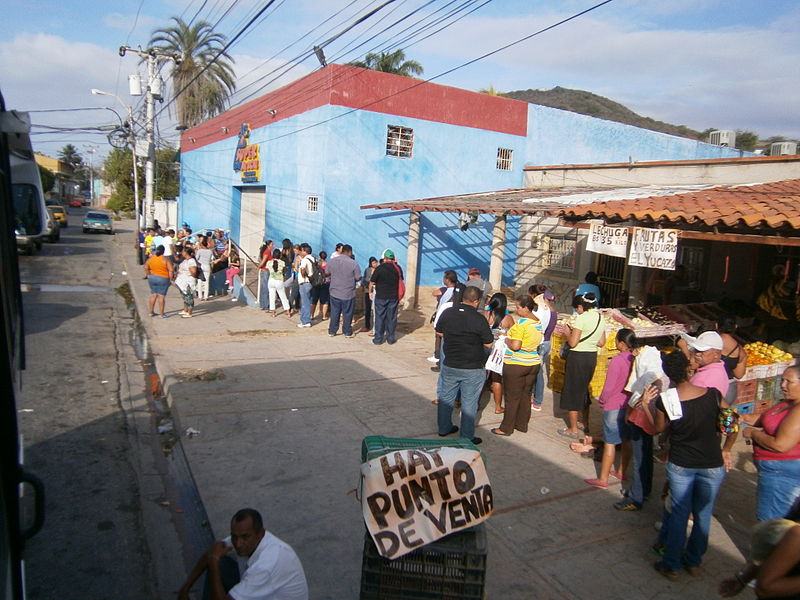 Personas hacen fila en Venezuela para comprar en un abasto del gobierno