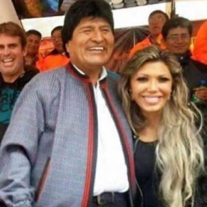 Los bolivianos llevan meses pegados a los medios para enterarse de cada nuevo episodio del drama protagonizado por Evo Morales y Gabriela Zapata. (El Español)