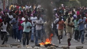 Después de varias jornadas de protestas, las autoridades haitianas decidieron suspender indefinidamente las elecciones presidenciales. (Poder Latino News)