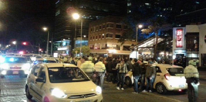 Taxistas agredieron la madrugada del viernes un vehículo de la empresa Uber donde viajaba la hija del político colombiano Francisco "Pacho" Santos. (RCN Radio)