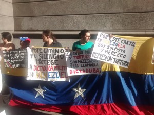 80 activistas se manifestaron frente al Congreso argentino. (PanAm Post)
