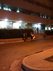Cubanos entrando con todo tipo productos al hospital. (PanAm Post)