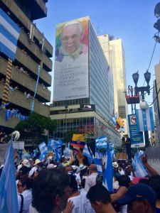 Carteles con la imagen del Papa Francisco fueron colgados en las fachadas de las entidades públicas ubicadas cerca de la protesta en Guayaquil. (PanAm Post)
