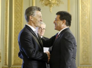 El presidente de Argentina, Mauricio Macri, y el presidente de Paraguay, Horacio Cartes, hablan sobre Yacyretá. 