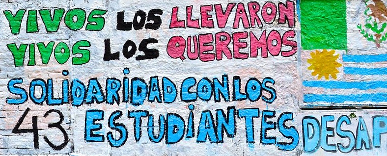 Mural con el mensaje "Vivos los llevaron, vivos los queremos", en relación al caso de los 43 estudiantes mexicanos desaparecidos. Wikimedia Commons