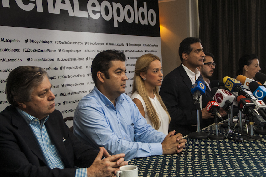 In a press conference held on Friday, Leopoldo López's lawyers and family denounced Judge Barreiros's decision.
