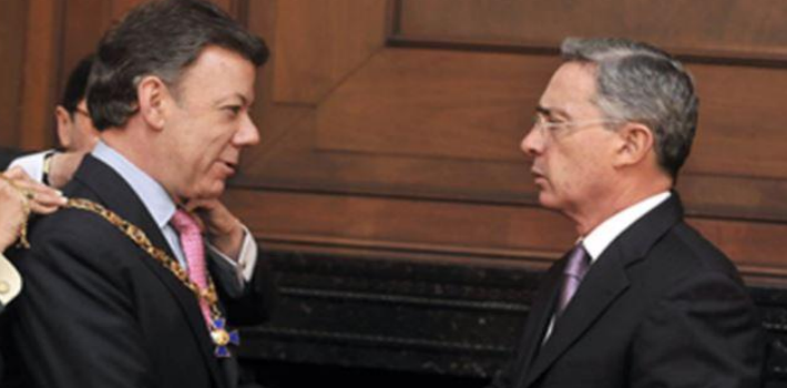 El ex Presidente Uribe le entrega la orden de Boyacá al Presidente Juan Manuel Santos (Wikimedia)