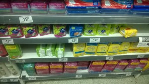 Los supermercados solo ofrecen toallitas femeninas. (PanAm Post)