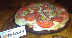 In Antidomingo, diners can pay with bitcoin, and that includes pizza. (Daniel Alós)