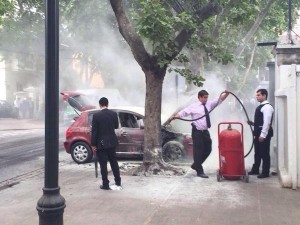 El ataque con artefactos incendiarios dejó a tres efectivos policiales heridos y tres vehículos quemados.