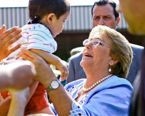 A pesar de los errores de su segundo Gobierno, Bachelet conquista con su simpatía.