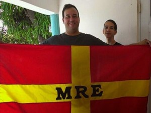 El fundador del Movimiento MRE, José Nieves, con la bandera.