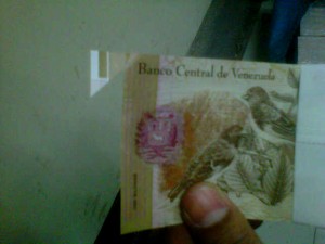 La impresión desmedida de billetes en Venezuela ha generado la salida a la calle de piezas defectuosas. (PanAmPost)