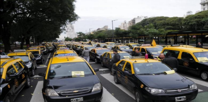 La emblemática avenida porteña 9 de Julio fue tomada por miles de taxistas este jueves 9 de junio (Clarín)