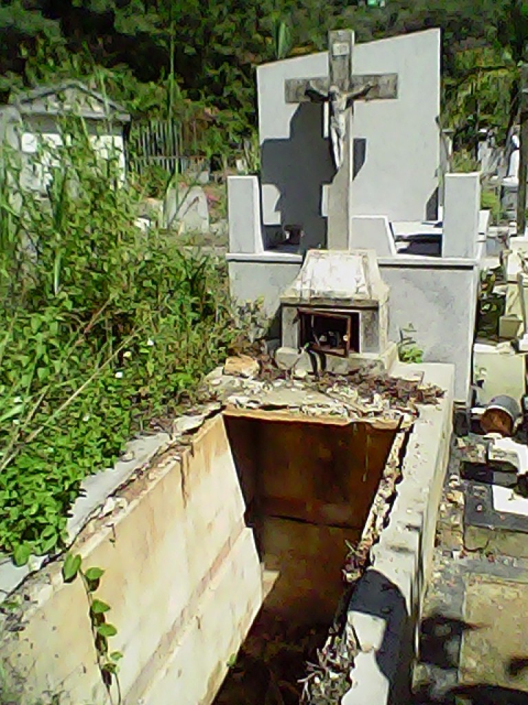 Cementerios como el General del Sur de Caracas, son especialmente peligrosos; grupos de delincuentes profanan ataúdes con frecuencia, para robar las pertenencias enterradas o vender luego las partes óseas para rituales. (Wikimedia)