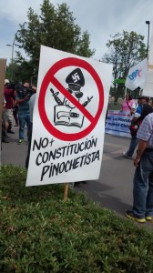 Los manifestantes reclamaron una reforma constitucional y rechazaron el documento vigente por su relación con el régimen de Augusto Pinochet. 
