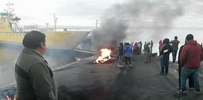 Los pescadores de Chiloé realizan cortes de calles para protestar por la ayuda del Gobierno de Chile, que consideran insuficiente (Soy Chiloé)