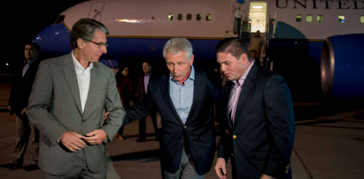 Kevin Whitaker (embajador de EE.UU en Colombia), Chuck Hegel (Secreatrio de Defensa) y Juan Carlos Pinzon (Embajador de Colombia en EE.UU) (Wikimedia)