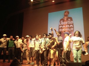 Gorki Aguila, cantante opositor al Gobierno de los Castro, invitó a la audiencia, y en especial a los cubanos visitantes en Panamá, a subirse a la tarima y cantar sus canciones. (PanAm Post).