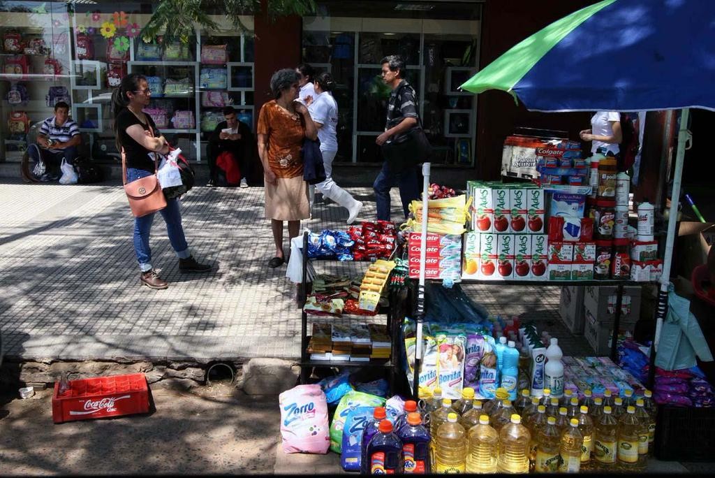 Es común encontrar en las calles de Asunción productos argentinos a un precio significativamente inferior que en los supermercados. (Mariano Nin)