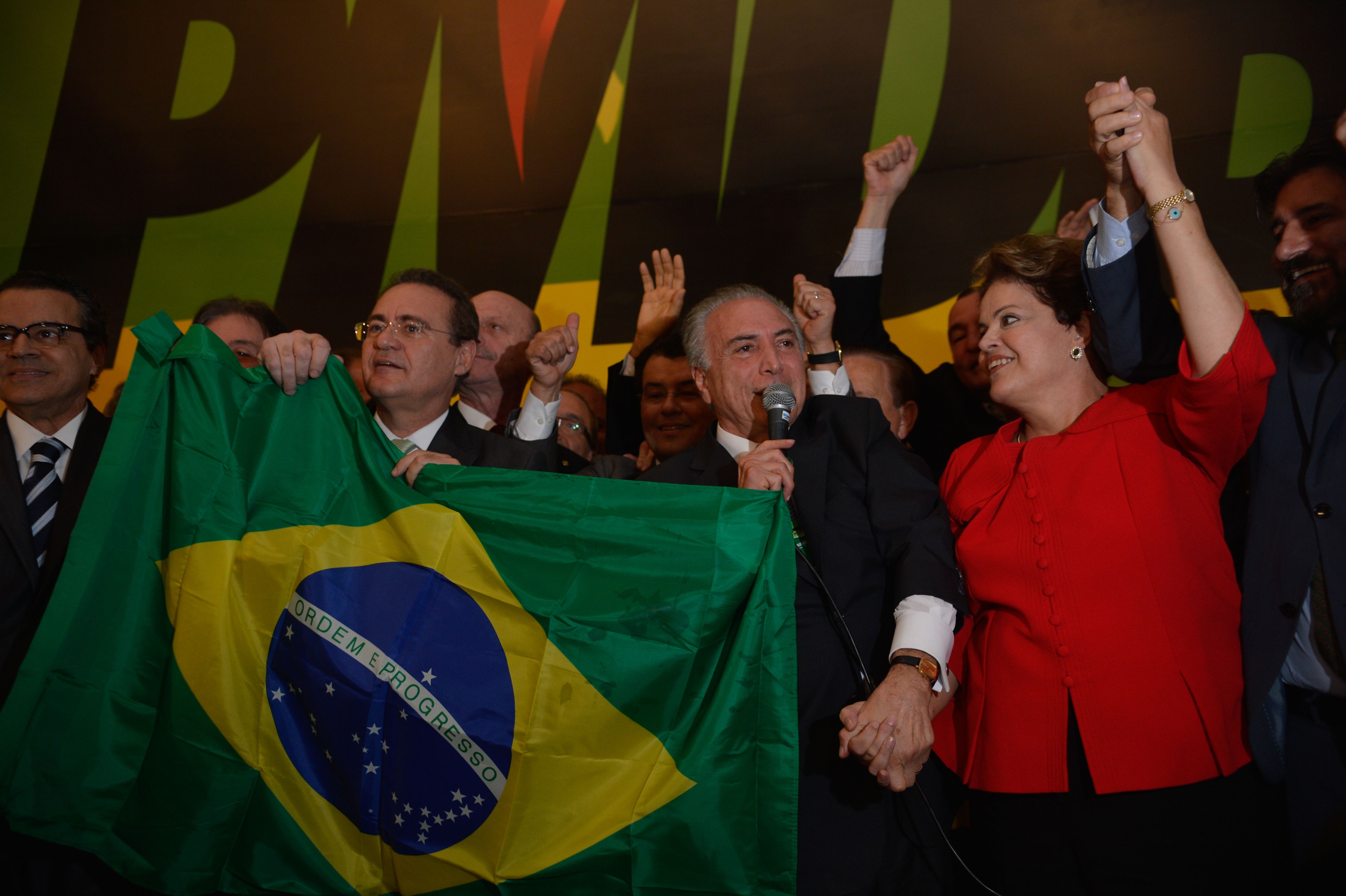 Dilma Rousseff recibe el apoyo del partido PMDB para sus reelección. Los líderes de ese partido en el congreso le pidieron que derogara el decreto