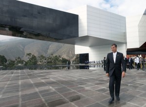 El presidente de Ecuador Rafael Correa asumió un papel protagónico en el "relanzamiento" de la Unasur, ocupando de liderazgo de los fallecidos Kirchner  y Chávez.