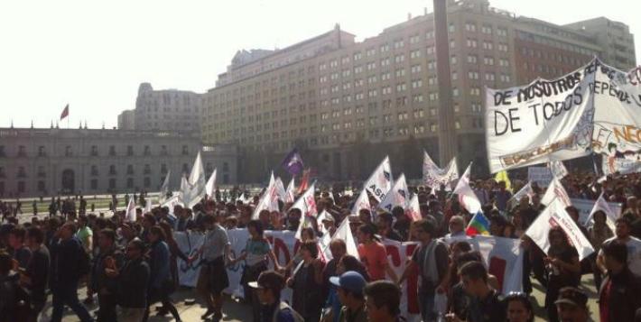 Las protestas estudiantiles han puesto de relieve la crisis generada por la corrupción en Chile (El Arsenal)