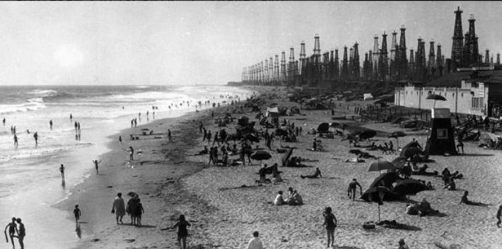 Extracción de petróleo en el sur de California a mediados del siglo XX (Nosolosporting)