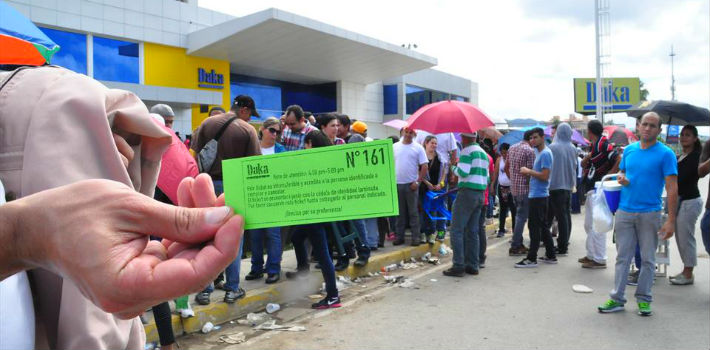 Datanálisis calculates that 65 percent of those waiting in line for price-regulated goods in Venezuela plan to sell them on.