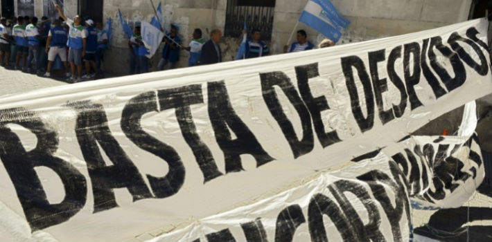 Los empleados despedidos en la administración pública piden al Estado argentino reincorporación a sus cargos (Andrésrepetotv)