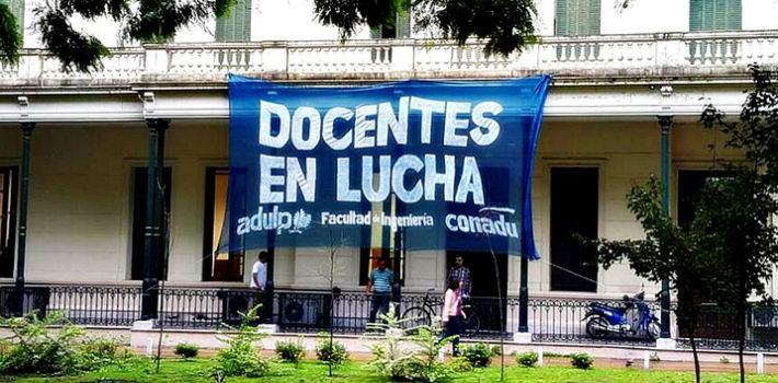 Los docentes de las universidades de Argentina harán paros hasta de 48 horas para protestar el aumento del Gobierno (Infobae)