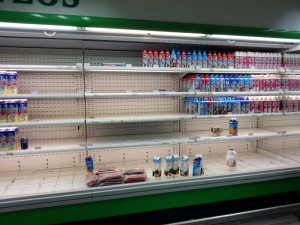 Detrás de las largas filas en los supermercados y farmacias, lo que hay es una aguda escasez (Wikimedia)