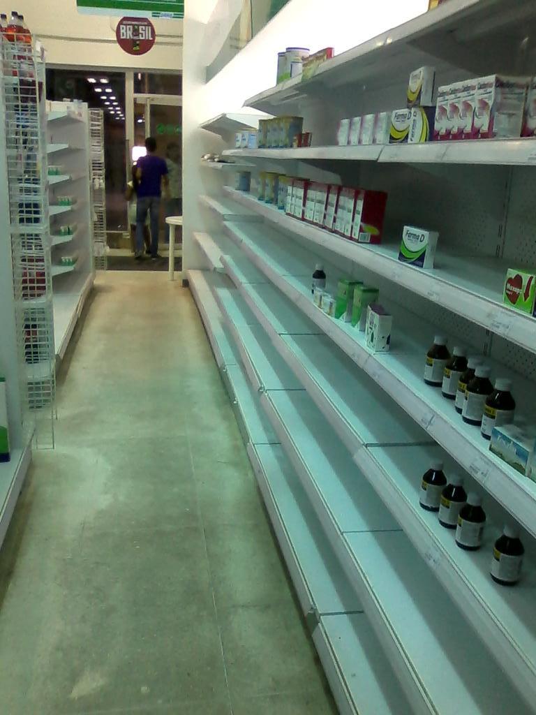 Farmacia en Maracaibo con anaqueles casi vacíos.