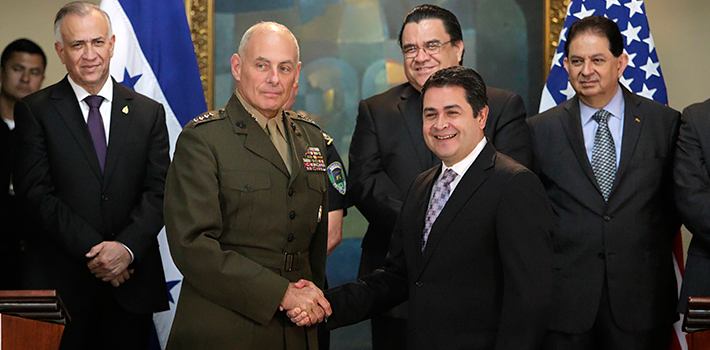 El general estadounidense a cargo de las operaciones militares en América Latina John Kelly, y el presidente hondureño Juan Orlando Hernández