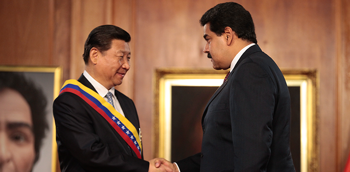 El presidente chino Xi Jingping con la banda presidencial venezolana