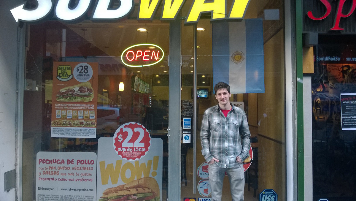 Fernando, el franquiciado que decidió aceptar bitcoins, en la entrada de uno de sus dos locales de Subway en Buenos Aires.