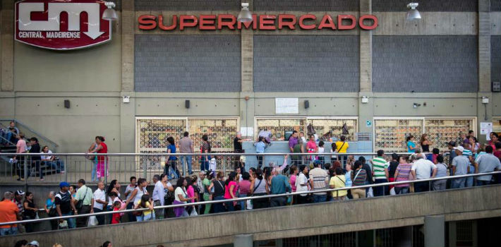 Públicos o privados, los supermercados y farmacias en Venezuela presentan, en estos días, larguísimas colas (Wikimedia)